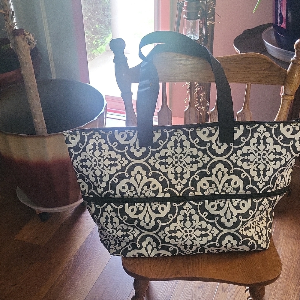 Thirty-One Black And White Tote With 3 Matching  Pouches.